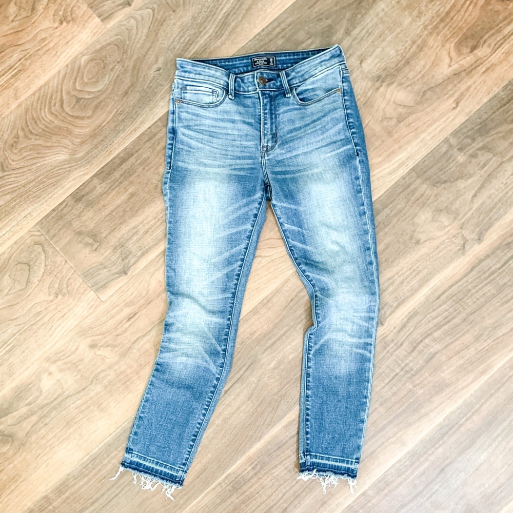 Abercrombie & Fitch Medium blue ankle jeans